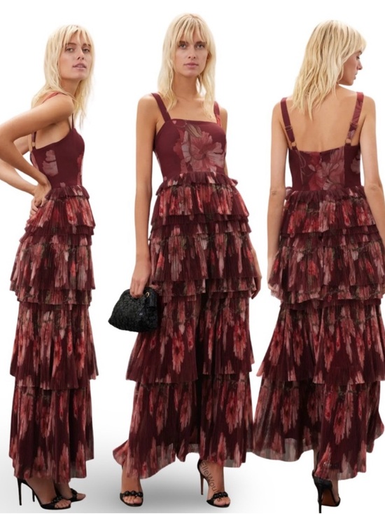 Hutch Dresses & Skirts - Hutch Nalina Dress Burgundy
Tiered Floral Maxi Dress Size 12 $394